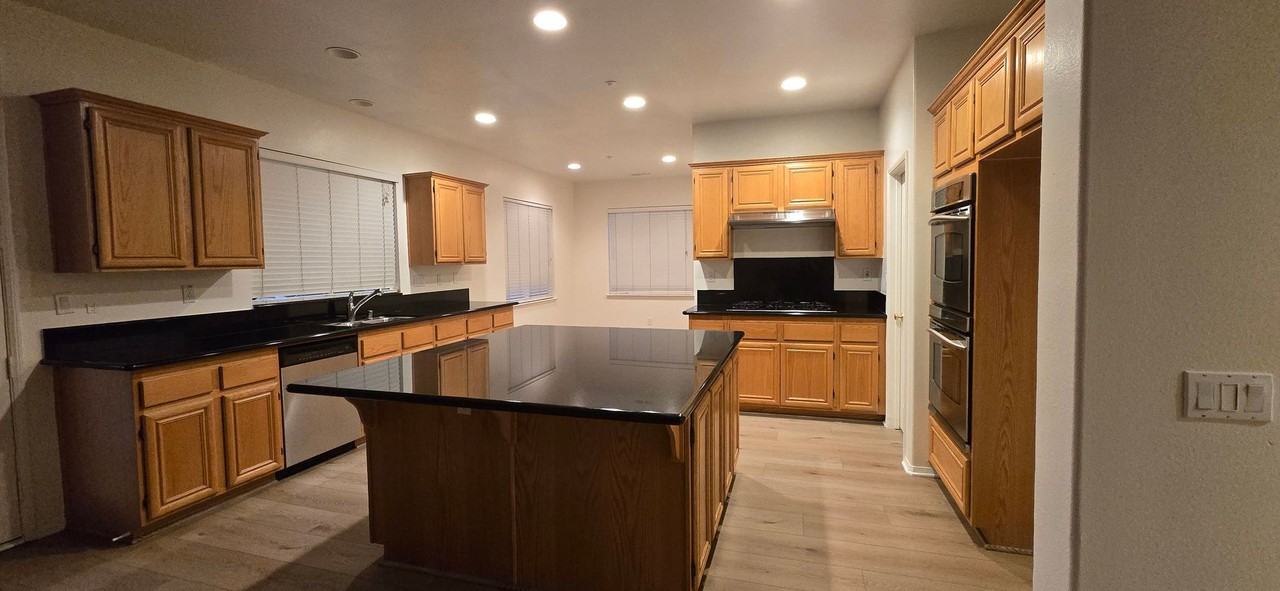 1649 Valley Falls Ave - Photo 5 of 24