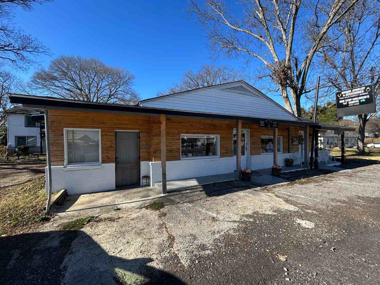 1330 Barry St - Photo 2 of 8