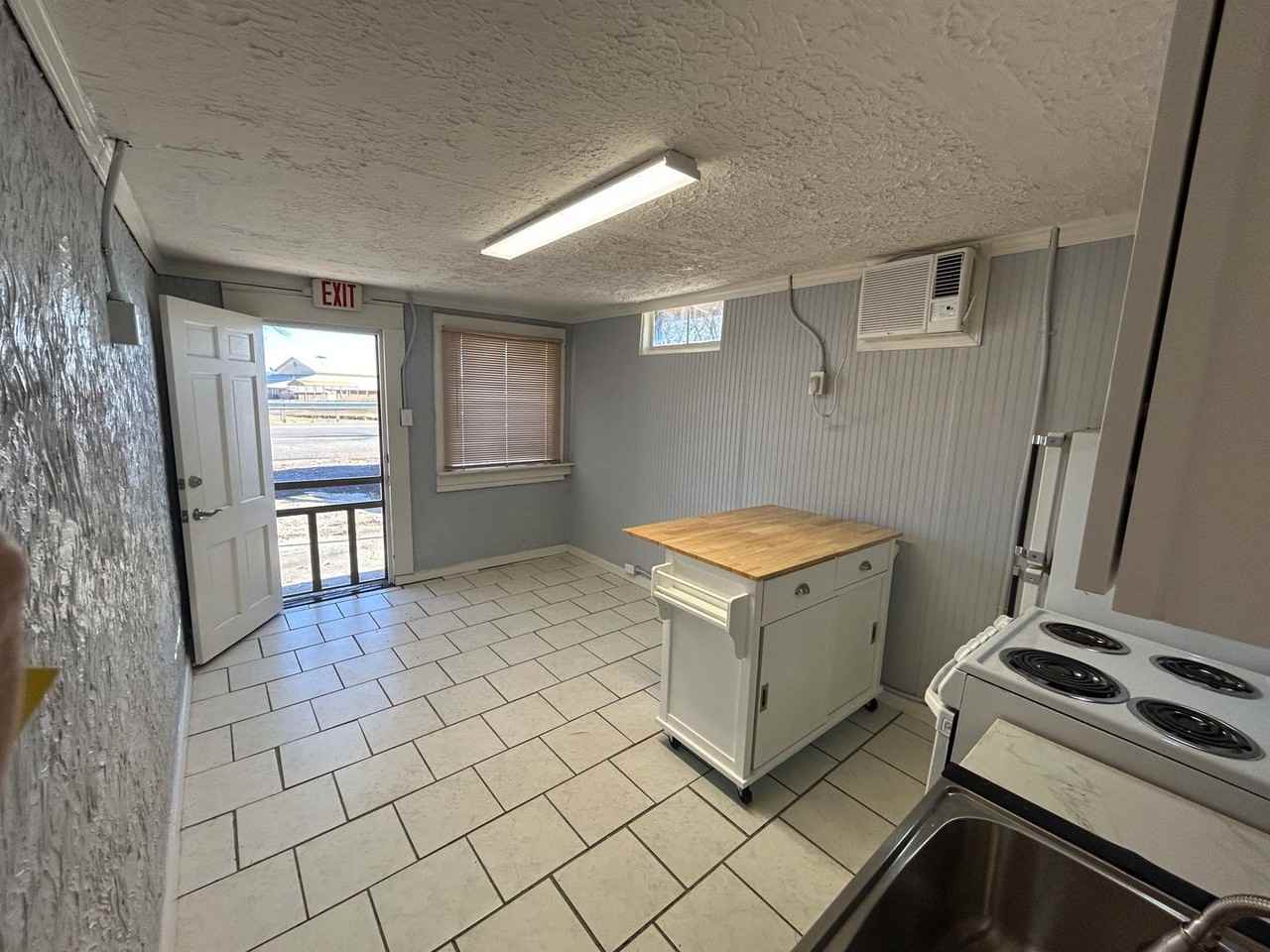 1330 Barry St - Photo 4 of 8