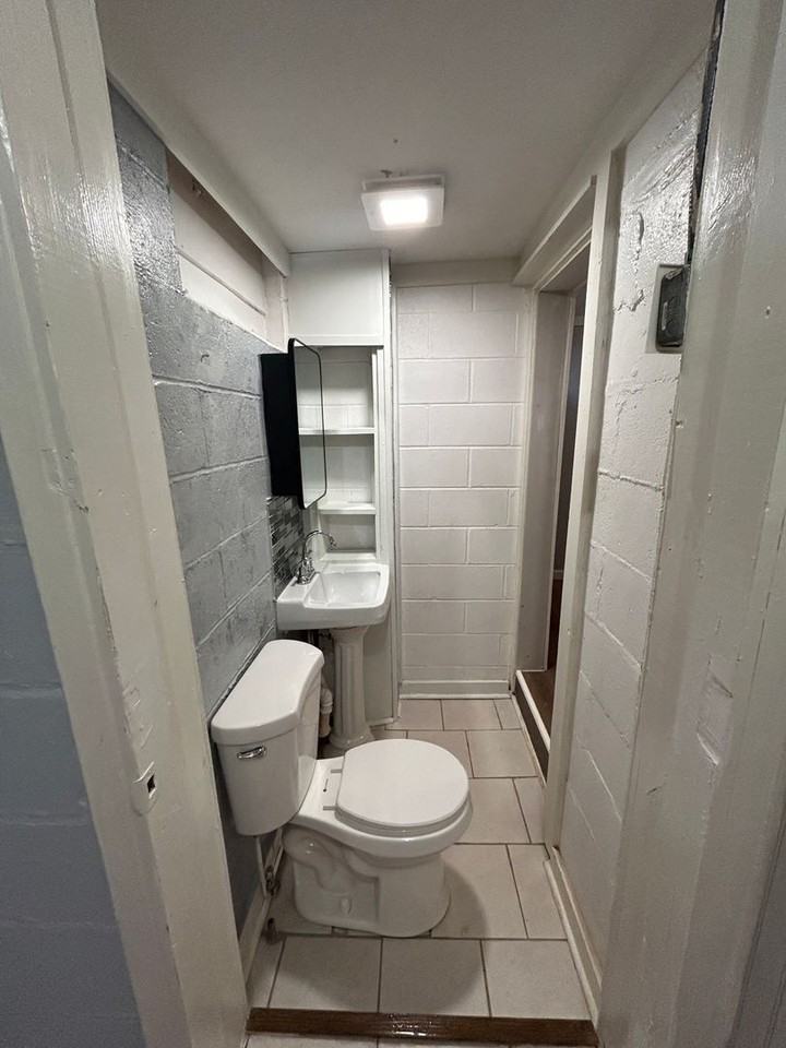 1330 Barry St - Photo 6 of 8