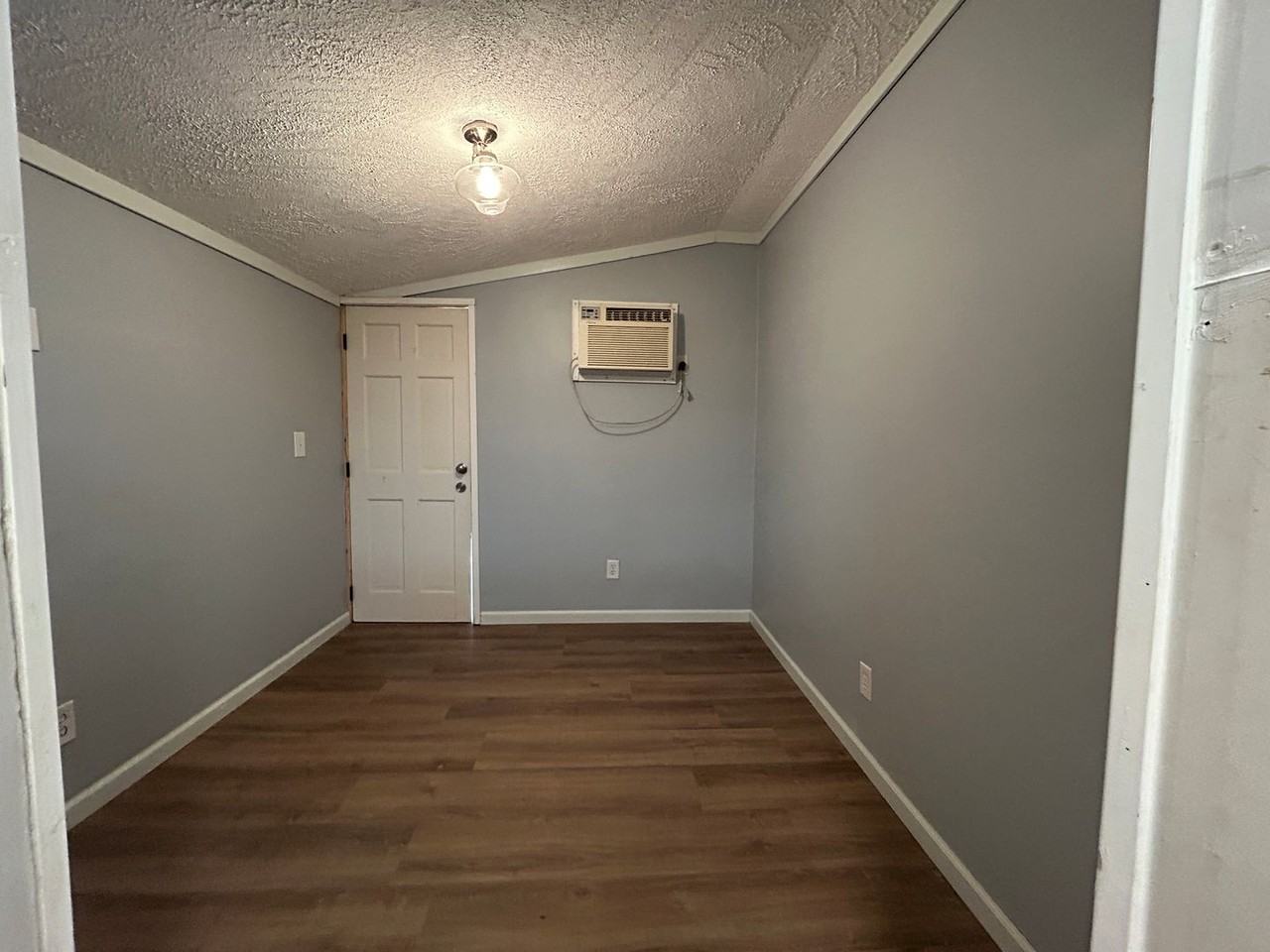 1330 Barry St - Photo 7 of 8