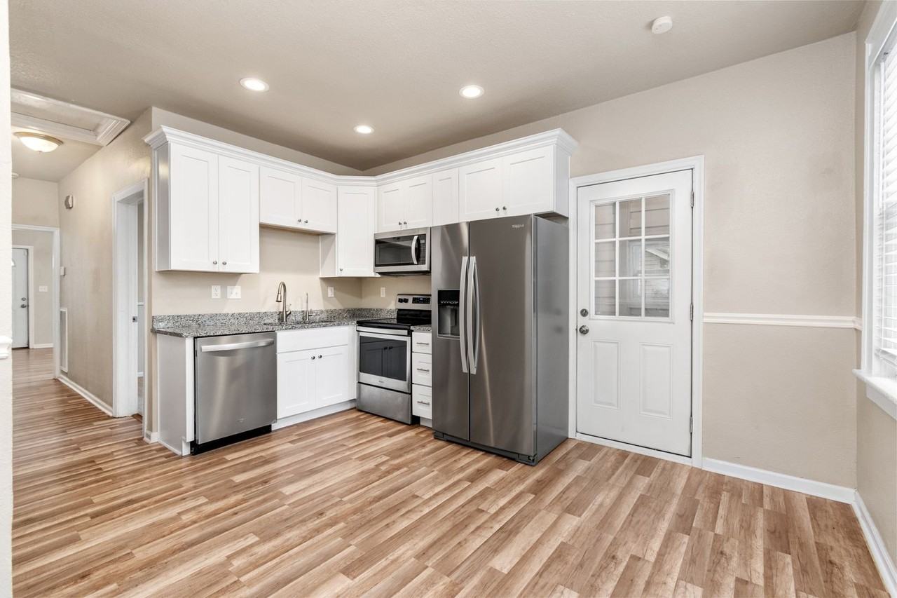 3106 Peronne Ave - Photo 5 of 35