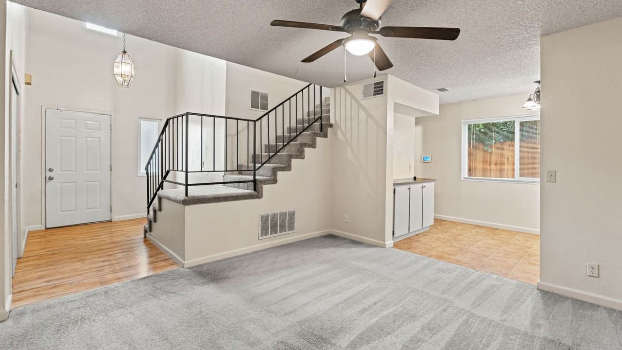 2077 Peach Tree Dr - Photo 3 of 9