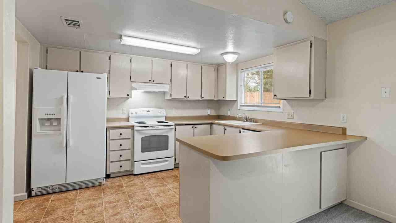 2077 Peach Tree Dr - Photo 4 of 9