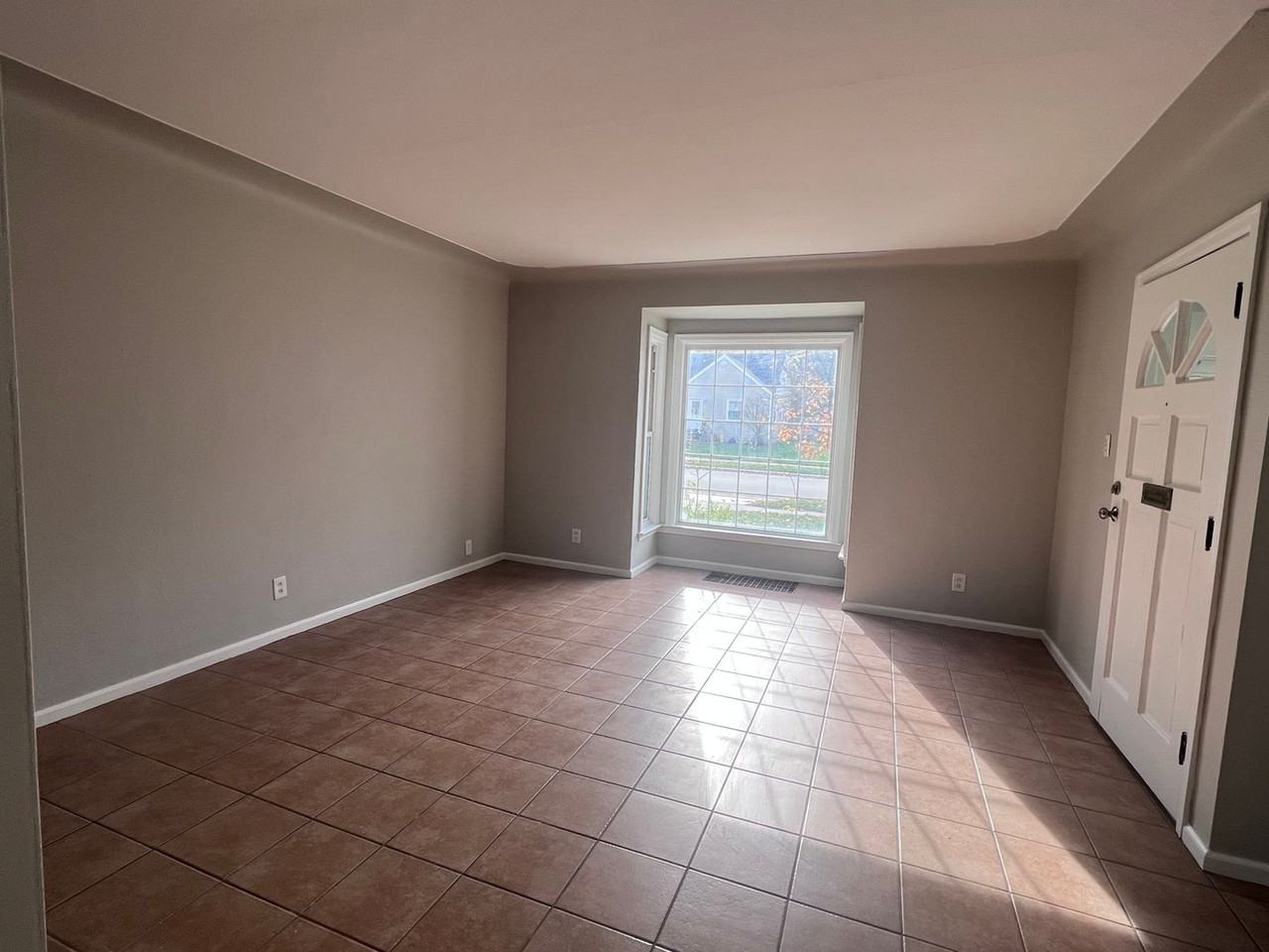 1033 Elliott St Se - Photo 3 of 16