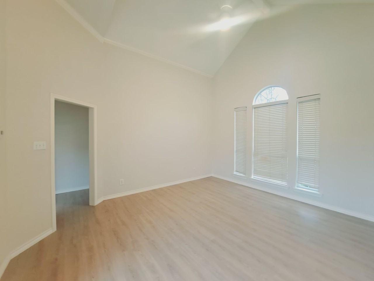 902 Sunpoint Cir - Photo 3 of 24