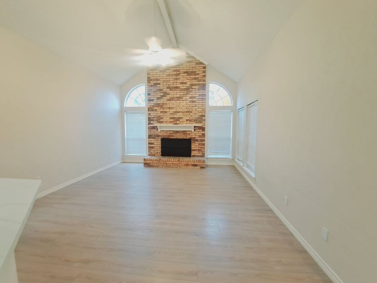 902 Sunpoint Cir - Photo 5 of 24