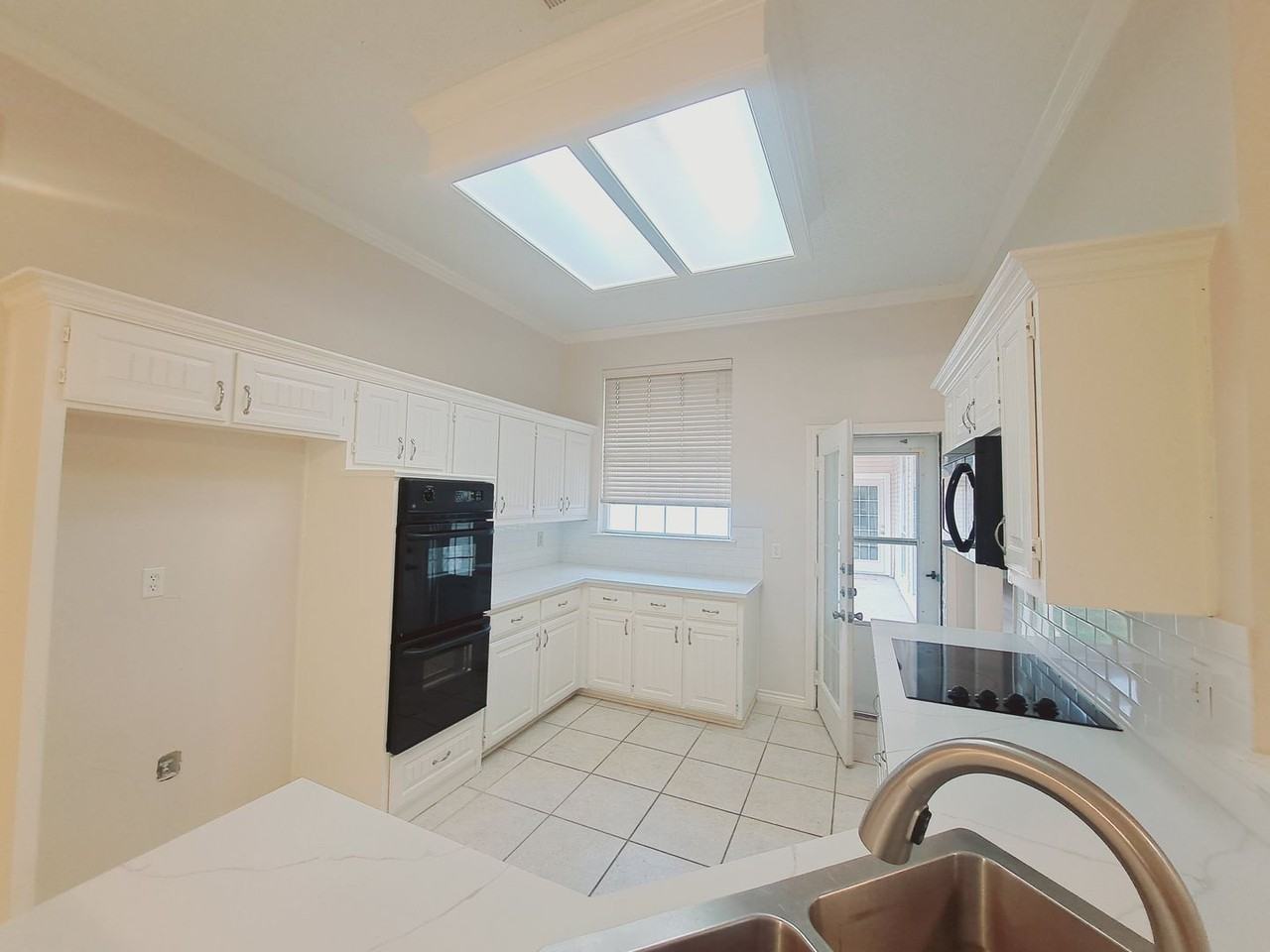 902 Sunpoint Cir - Photo 6 of 24