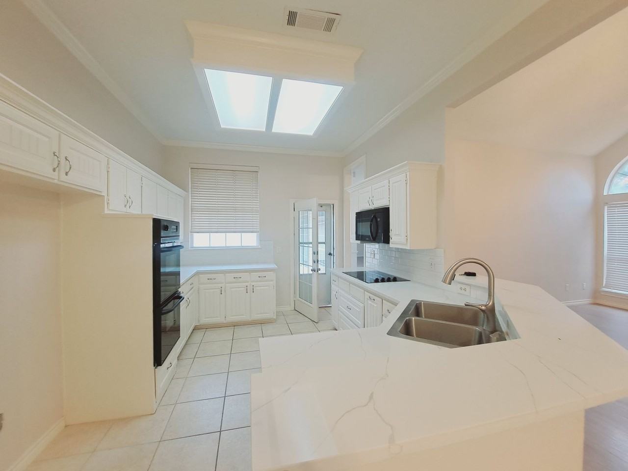 902 Sunpoint Cir - Photo 7 of 24