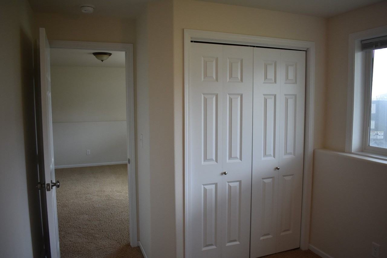 907 30th Ave W - Photo 2 of 9