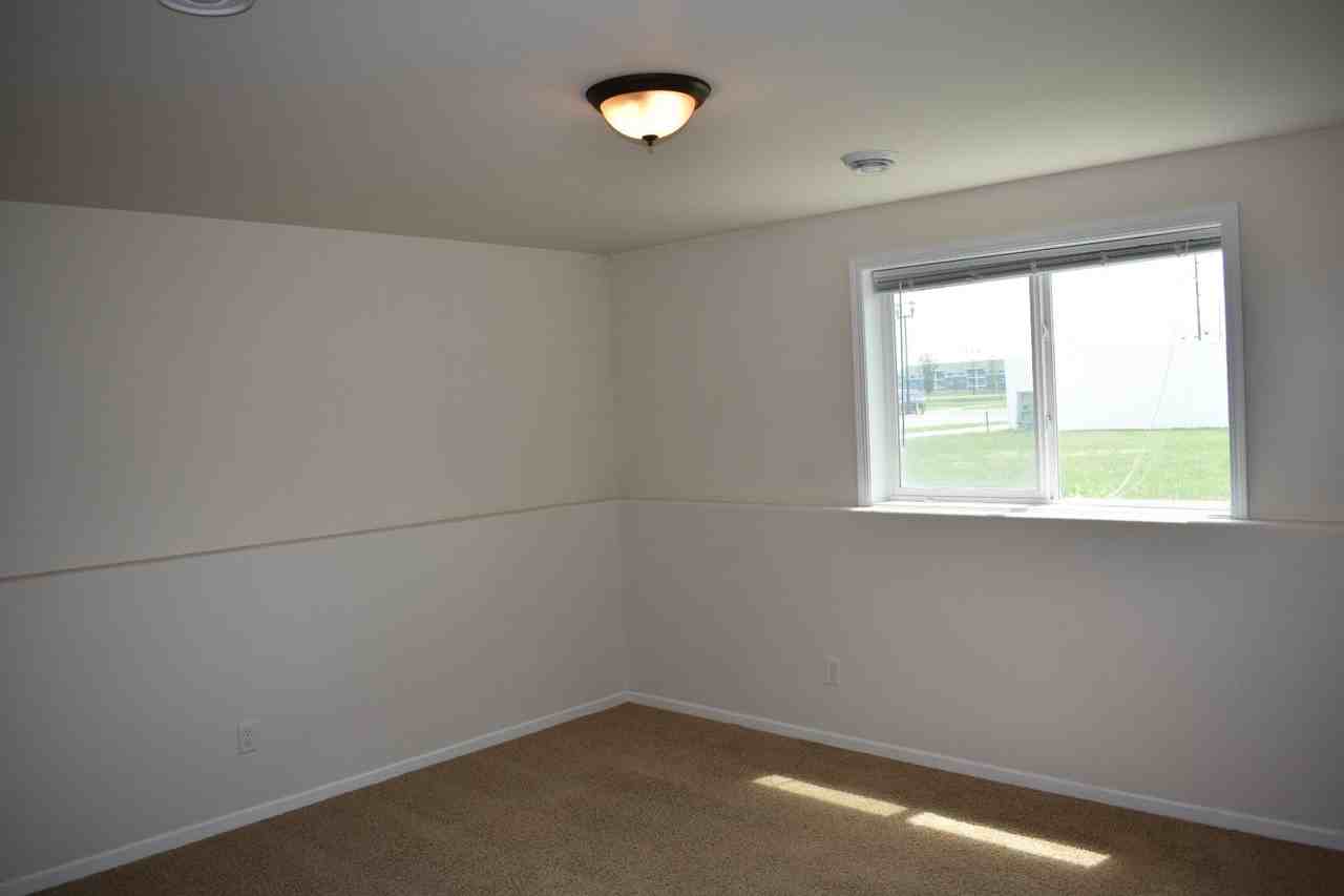 907 30th Ave W - Photo 6 of 9