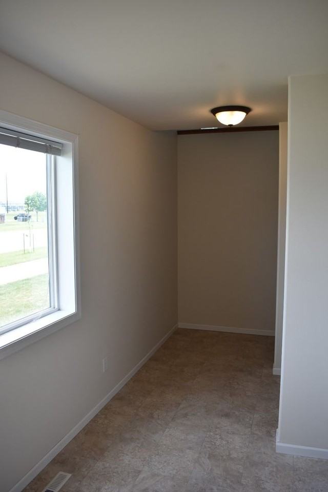 907 30th Ave W - Photo 7 of 9