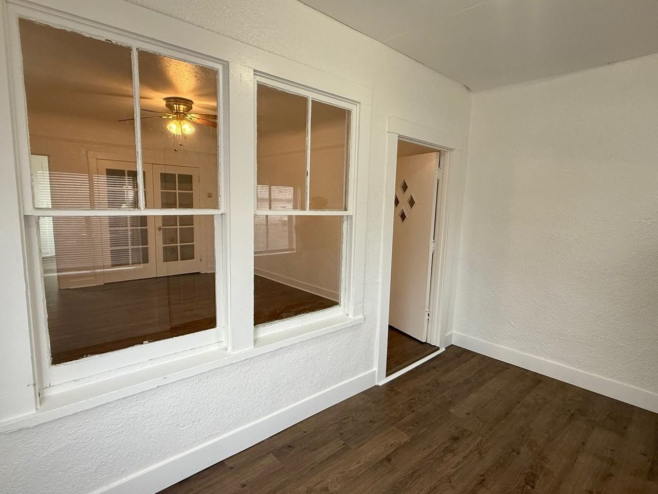 247 S Shasta St - Photo 5 of 16