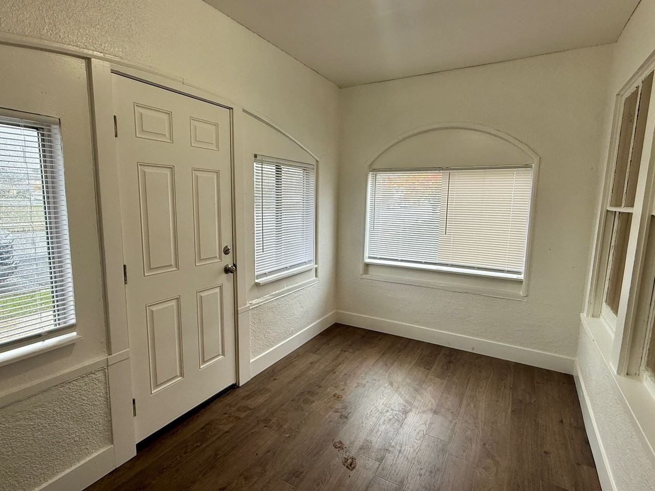 247 S Shasta St - Photo 6 of 16