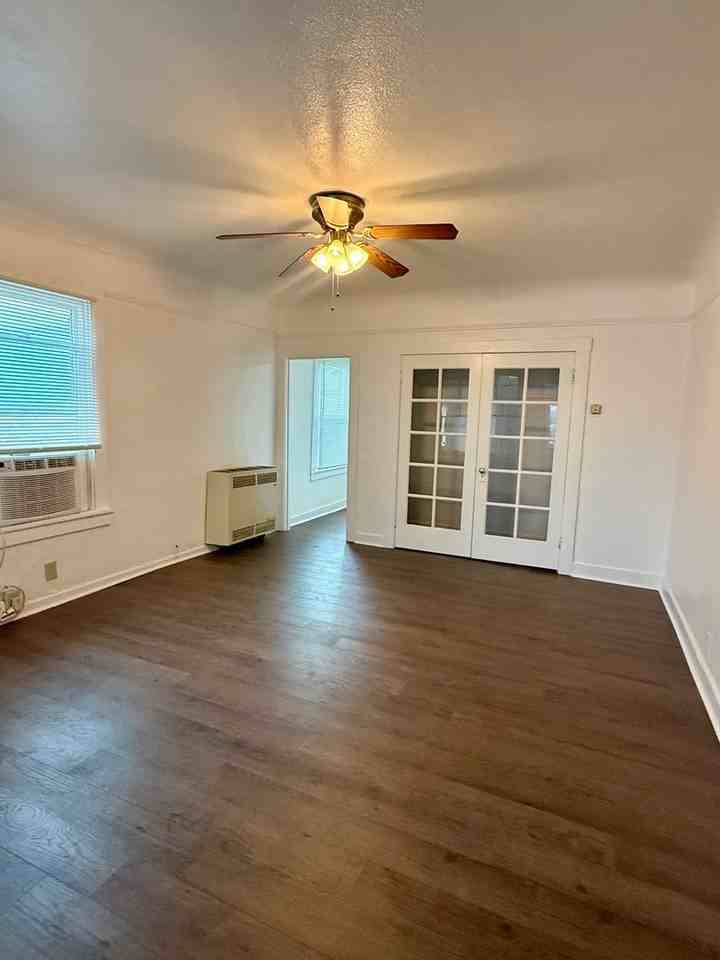 247 S Shasta St - Photo 7 of 16