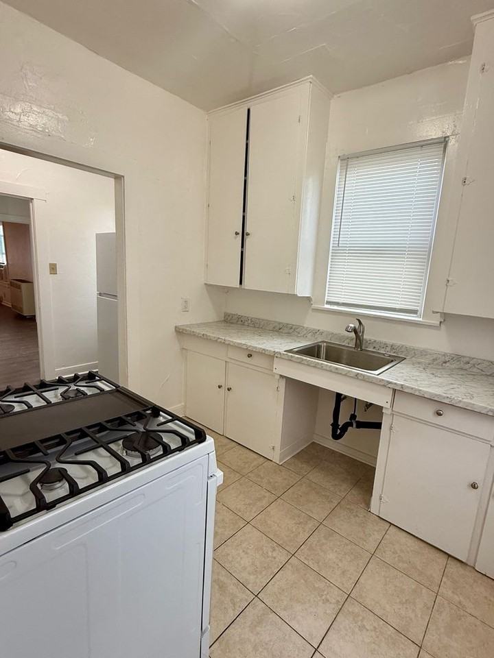247 S Shasta St - Photo 2 of 16