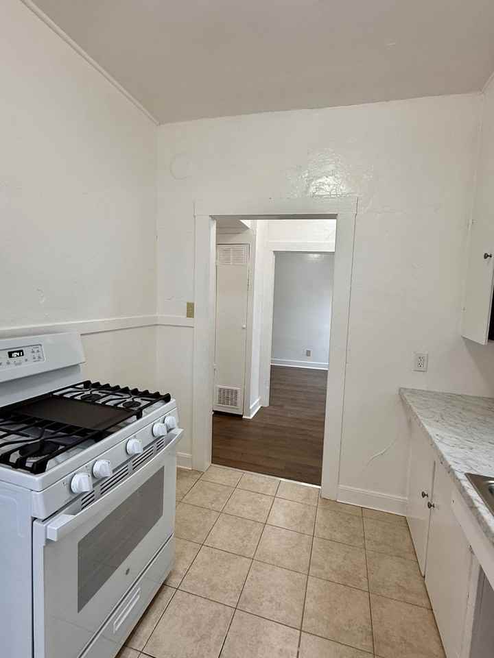 247 S Shasta St - Photo 3 of 16