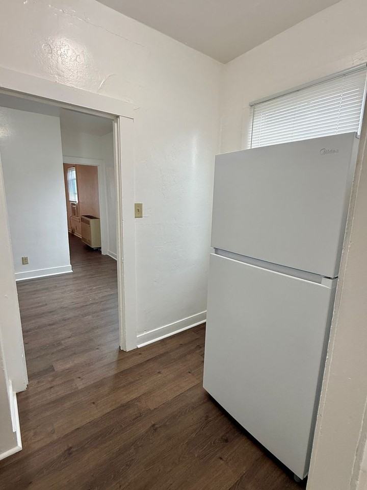 247 S Shasta St - Photo 4 of 16