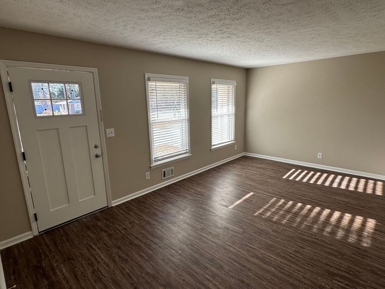 437 Lockridge Ln - Photo 2 of 23