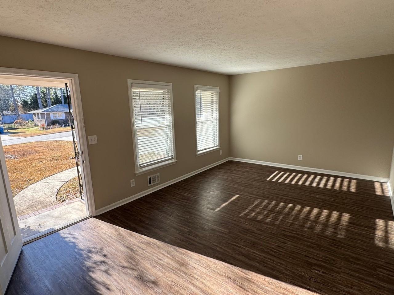 437 Lockridge Ln - Photo 3 of 23