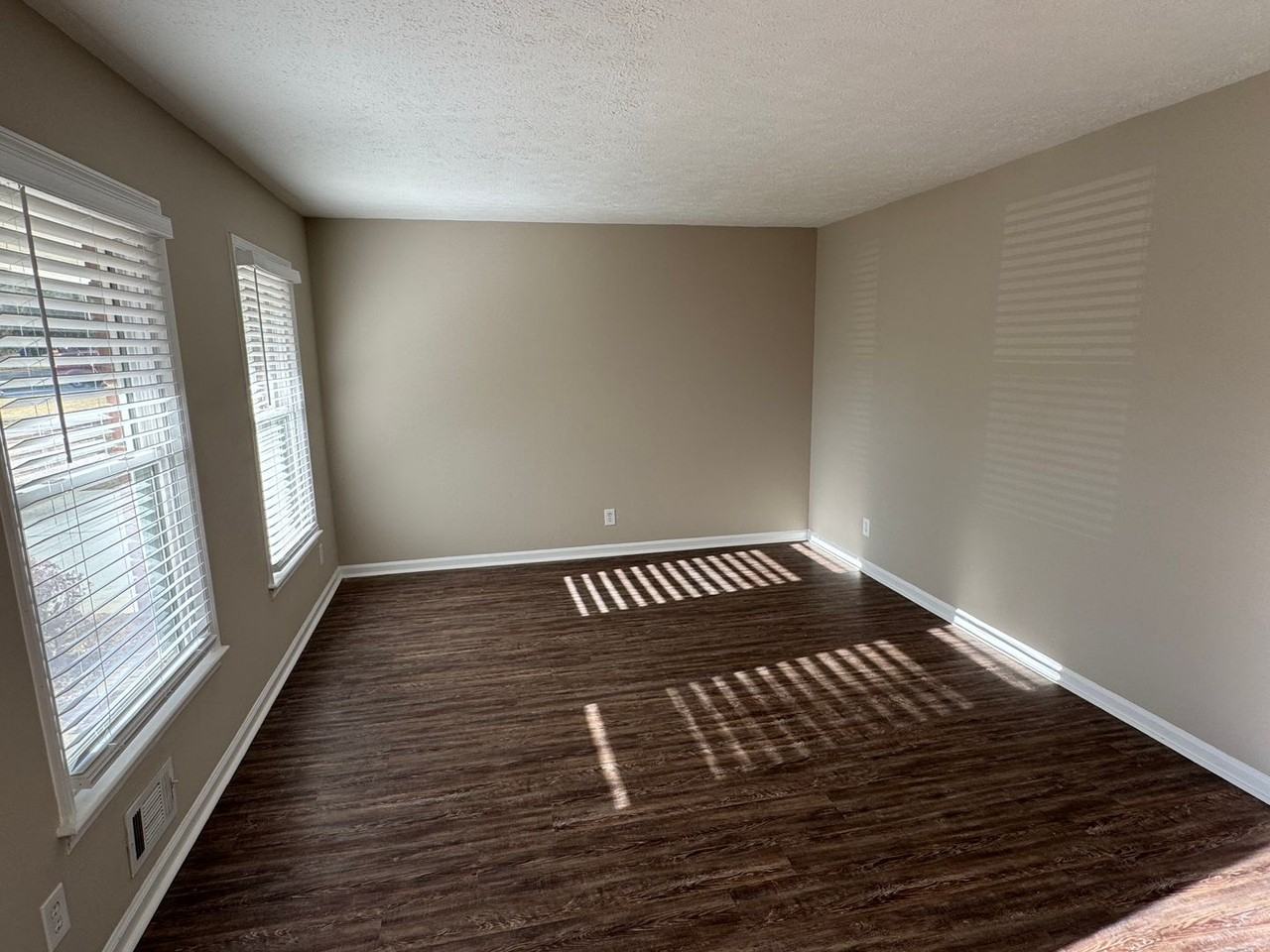 437 Lockridge Ln - Photo 4 of 23