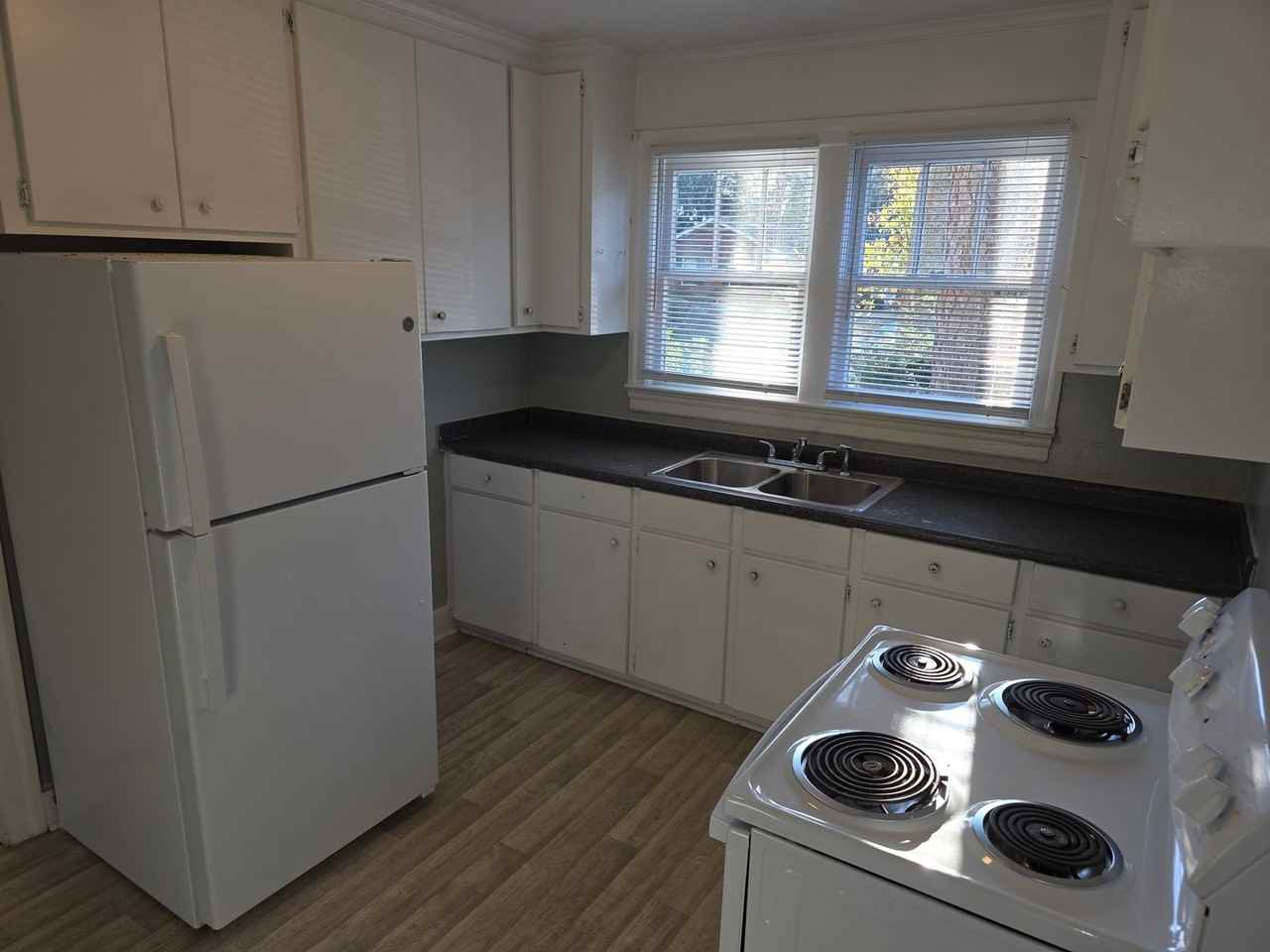 864 Green St - Photo 3 of 8