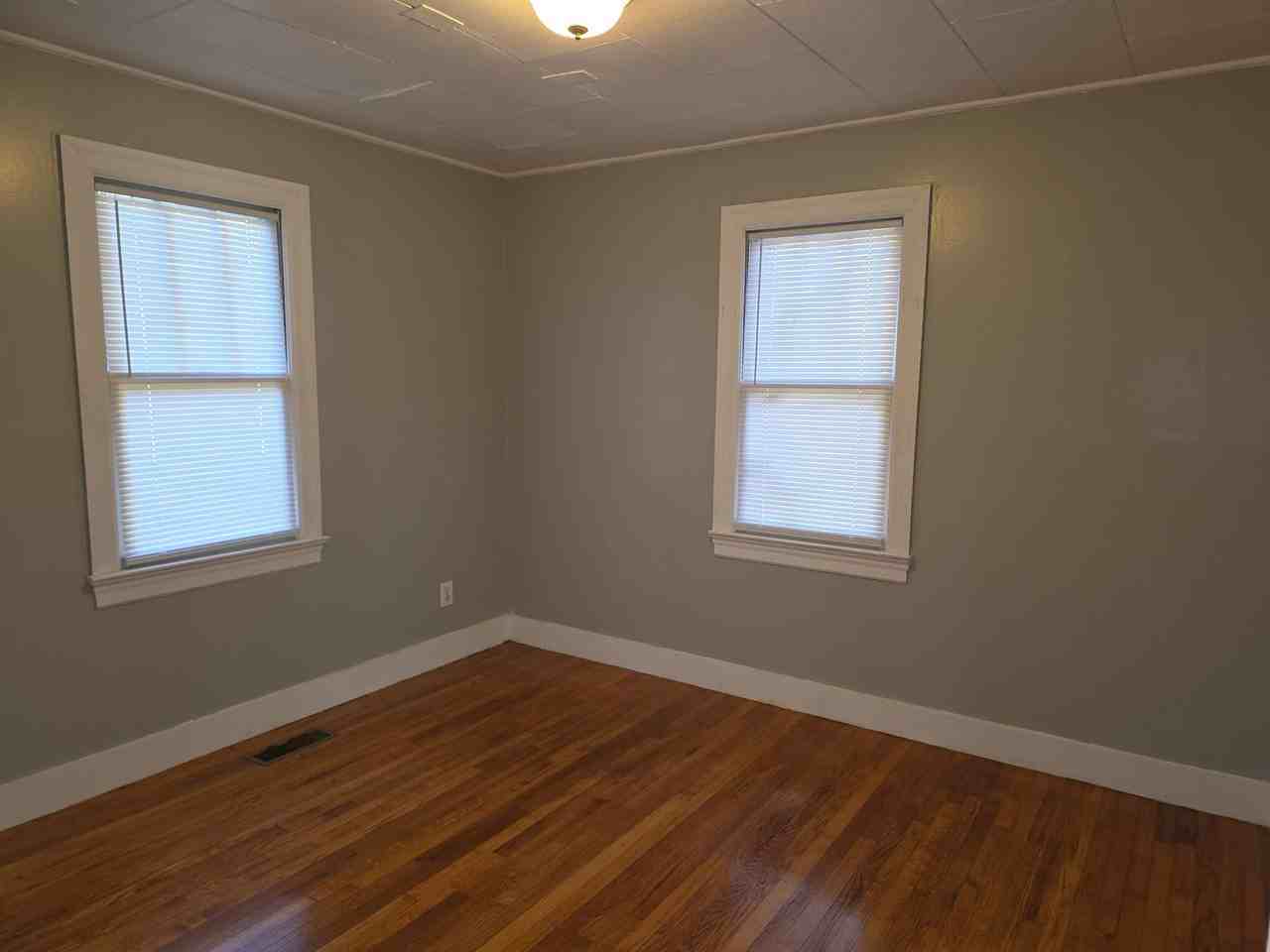 864 Green St - Photo 6 of 8