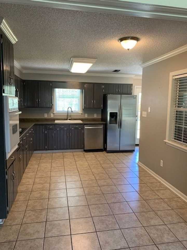 2209 S Sherwood Dr - Photo 3 of 14