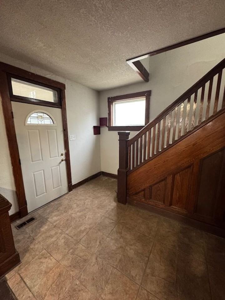 2118 Drexel Ave - Photo 2 of 11