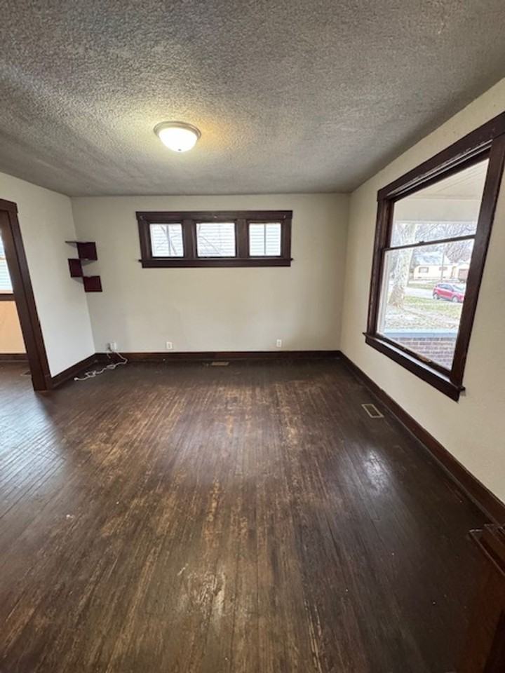 2118 Drexel Ave - Photo 3 of 11