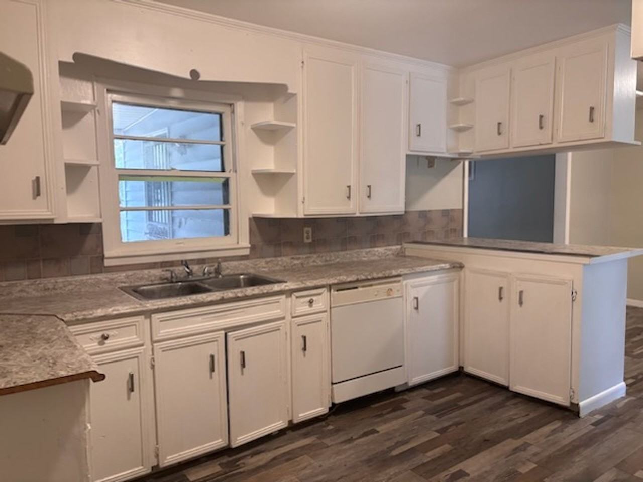 2860 Charleston Dr - Photo 2 of 11