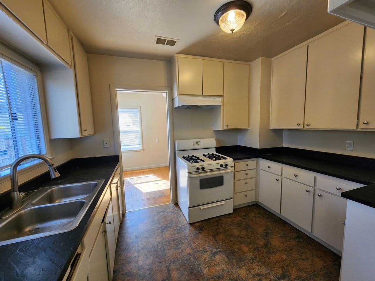 3911 33rd St - Photo 3 of 9