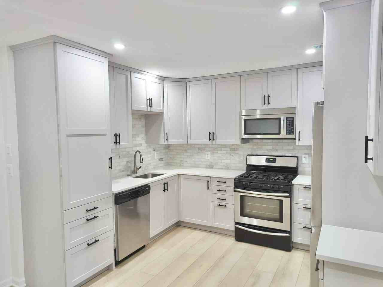 1010 Bashford Ln - Photo 3 of 32