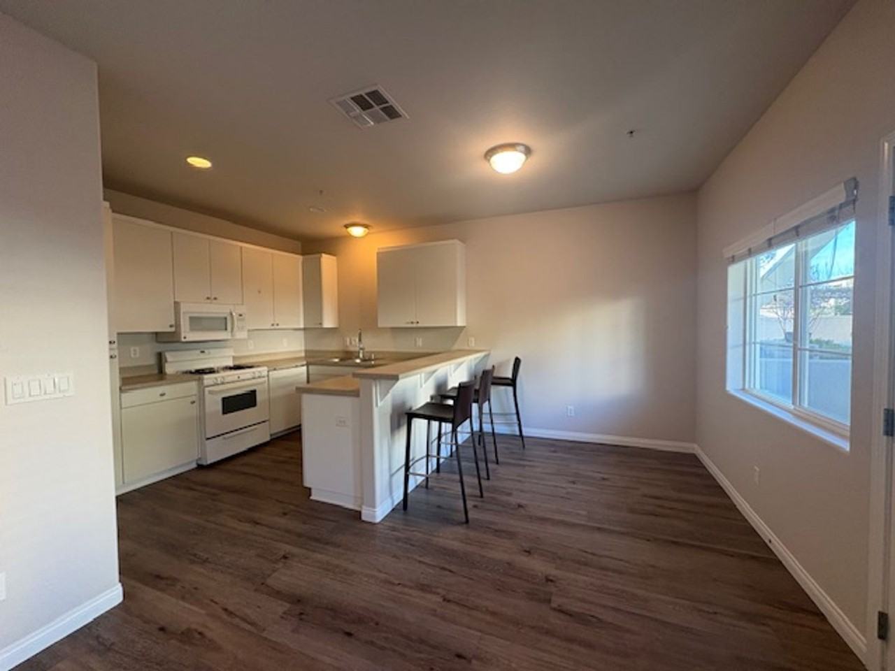 824 Lawrence Dr - Photo 4 of 20