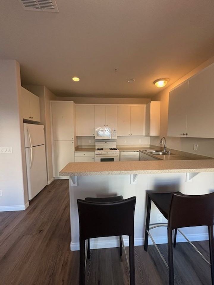 824 Lawrence Dr - Photo 5 of 20