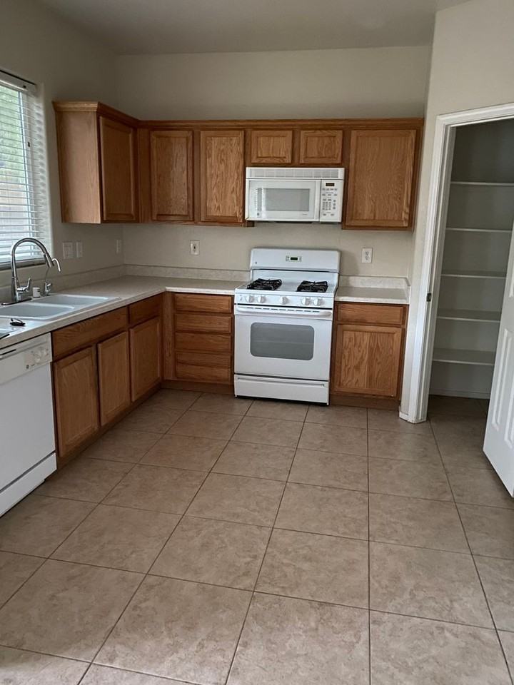 2820 Dowitcher Ave - Photo 4 of 15