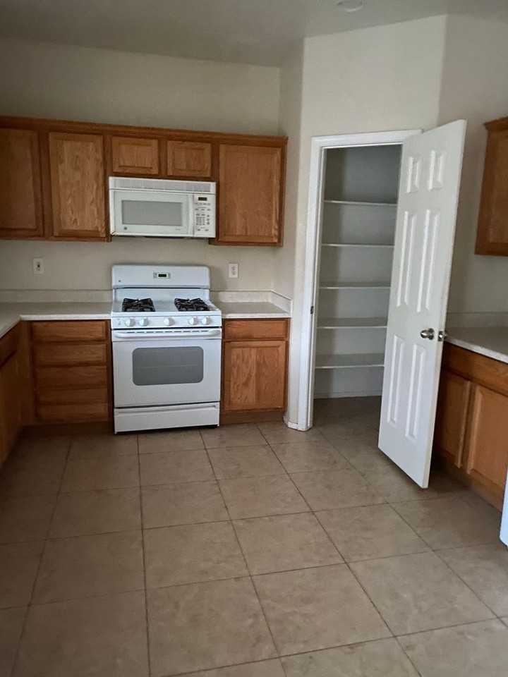 2820 Dowitcher Ave - Photo 7 of 15