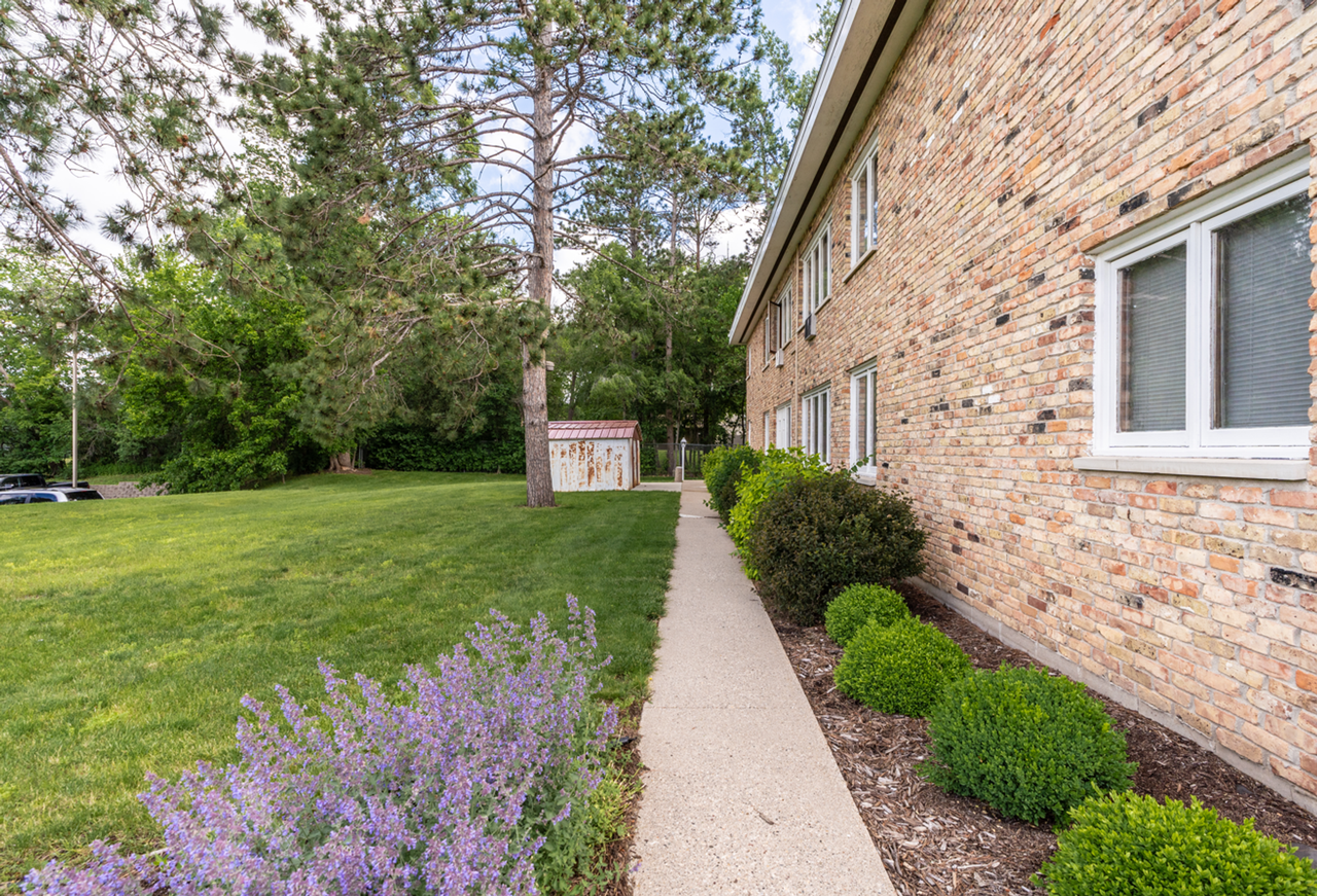 1 and 2 bedroom apartments close to 35W - Photo 2 of 8