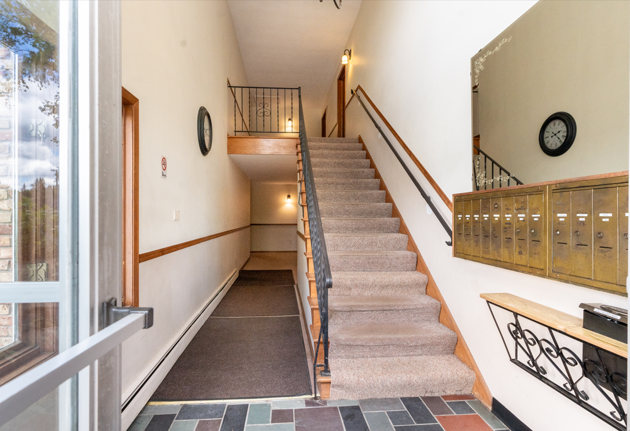 1 and 2 bedroom apartments close to 35W - Photo 3 of 8