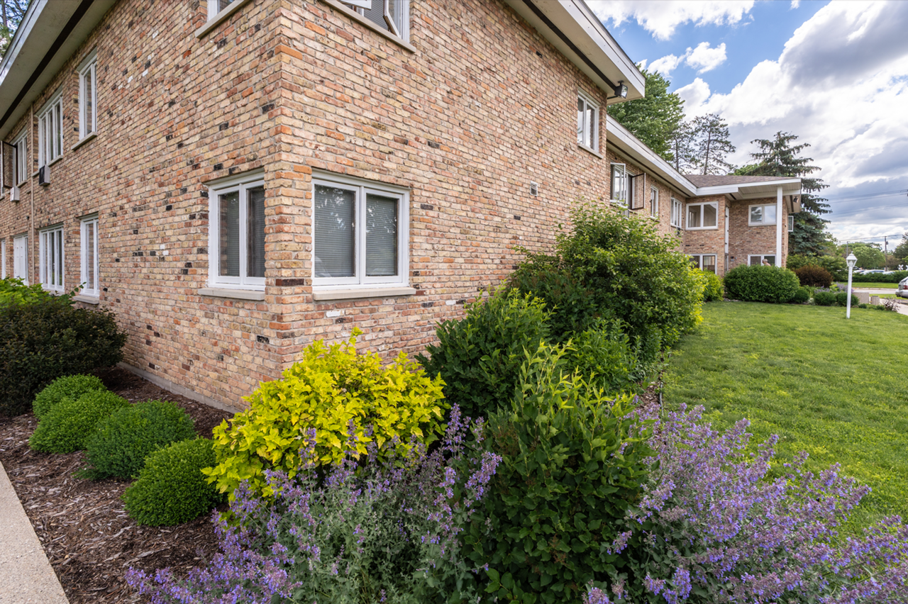 1 and 2 bedroom apartments close to 35W - Photo 4 of 8