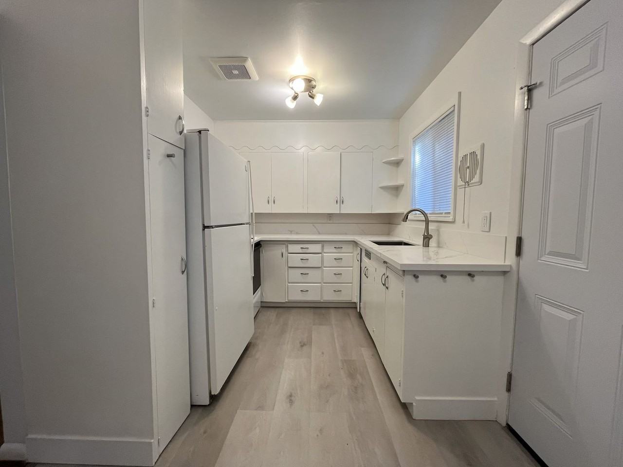 14095 Se Redwood Ave #2 - Photo 5 of 27