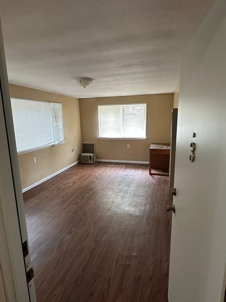 606 S Prairie St - Photo 2 of 8