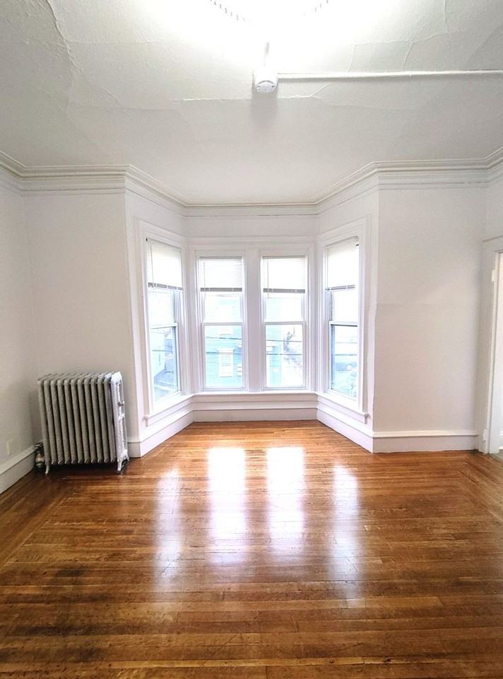 50 Common St - Photo 4 of 6