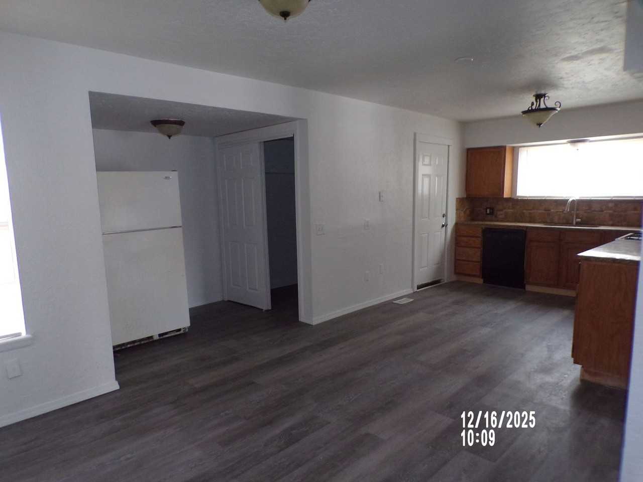 1523 Nw 43rd St - Photo 3 of 24