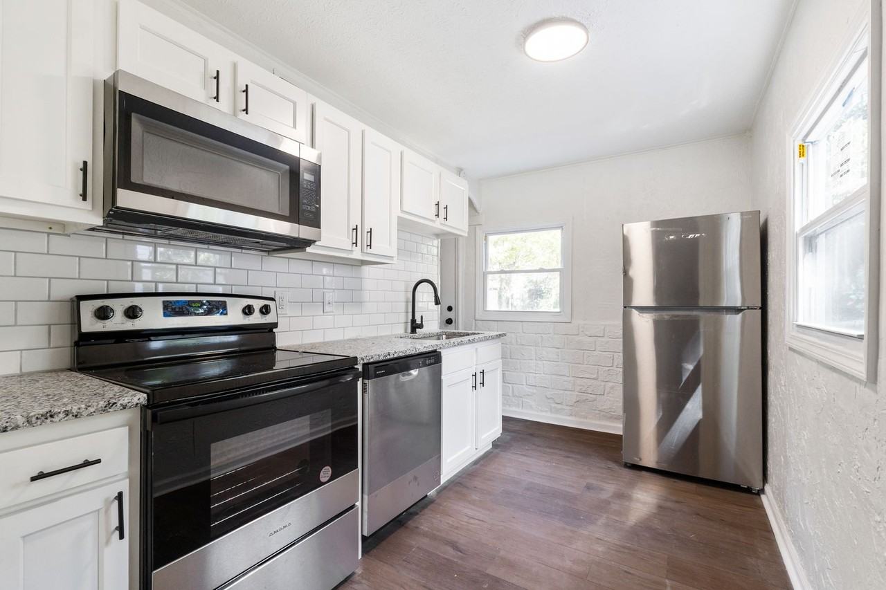 2778 Grasmere Ave - Photo 2 of 20