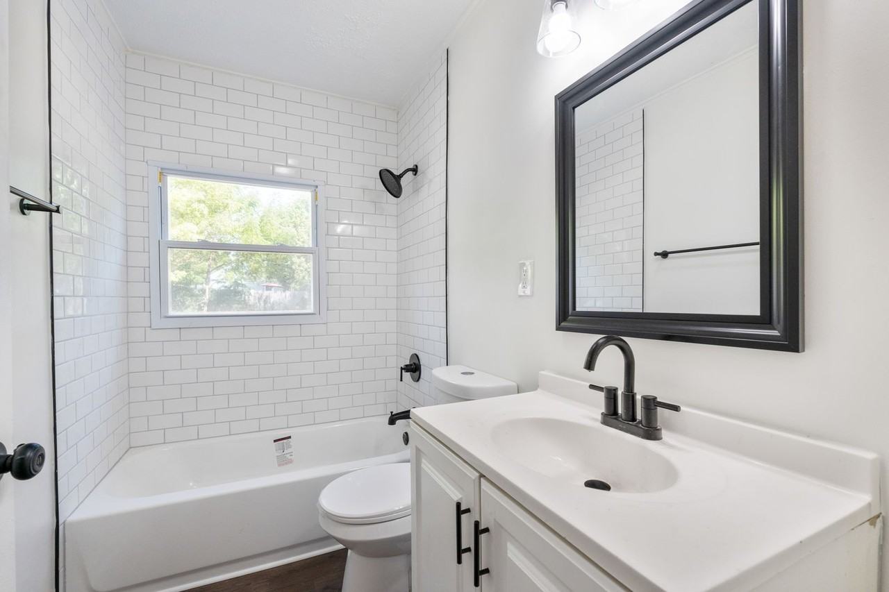 2778 Grasmere Ave - Photo 3 of 20