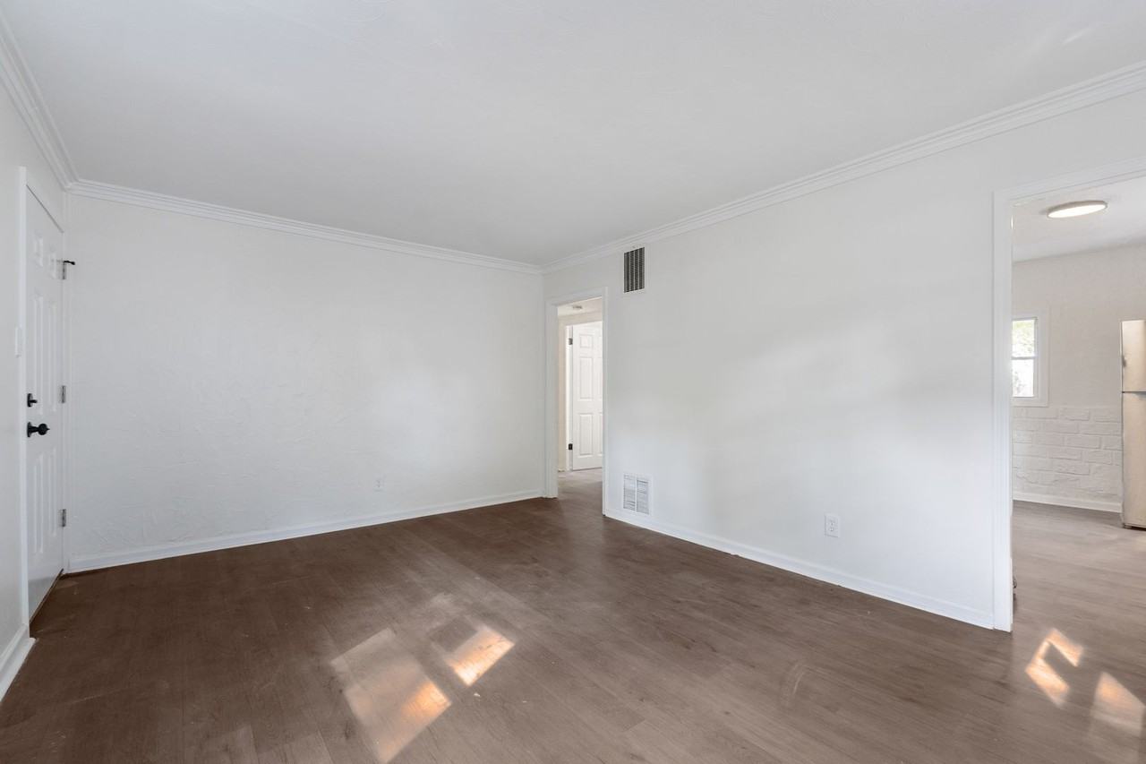 2778 Grasmere Ave - Photo 7 of 20