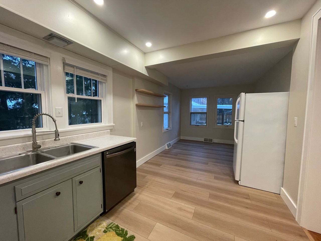 1914 Brentwood Ave - Photo 7 of 19