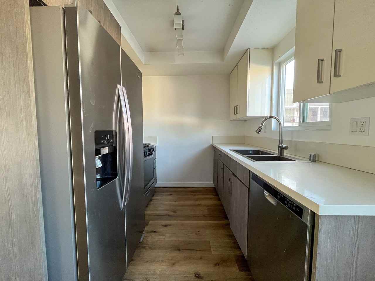 110 S Eucalyptus Ave - Photo 2 of 33