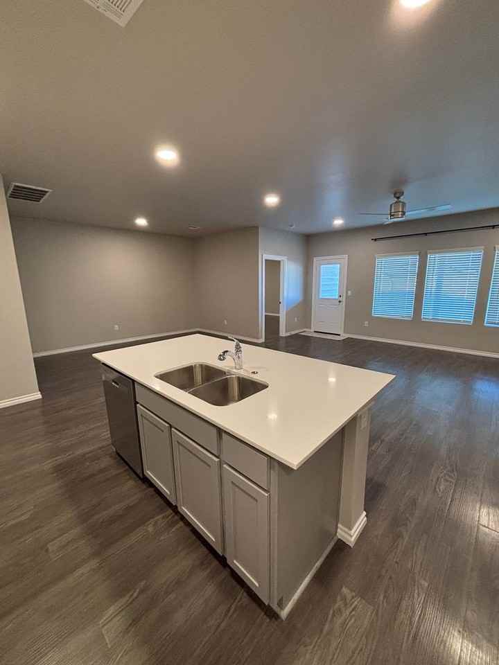 4301 Christina Ct - Photo 5 of 34